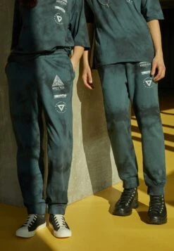 YOURTURN Wincent Weiss Unisex - Trainingsbroek - Black -YOURTURN Verkoopwinkel 0e98053b2e0742d9b6b12f6ac6064306