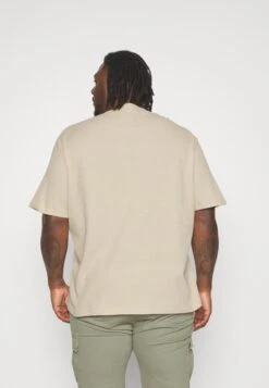 YOURTURN Unisex - T-Shirt Basic -Light Green/ Off-White 11 YOURTURN Unisex - T-Shirt Basic -Light Green/ Off-White -YOURTURN Verkoopwinkel 2f59b2e8fb1843719da15f2e00e33582