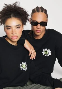 YOURTURN Crewneck With A Flower - Trui - Black -YOURTURN Verkoopwinkel 9d443b6e1f274ec7b163906f843f21ab