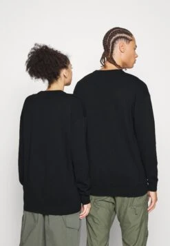 YOURTURN Crewneck With A Flower - Trui - Black -YOURTURN Verkoopwinkel ec1468a3d6e24b2fb00c7214c47d1a3b